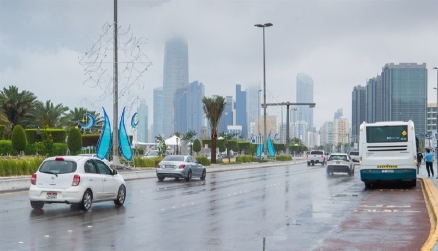 سيارات تحت المطر في أبوظبي (أرشيف)