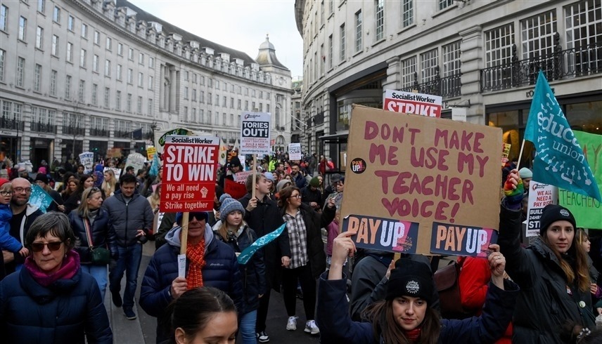 بريطانيون يشاركون في احتجاجات (رويترز)