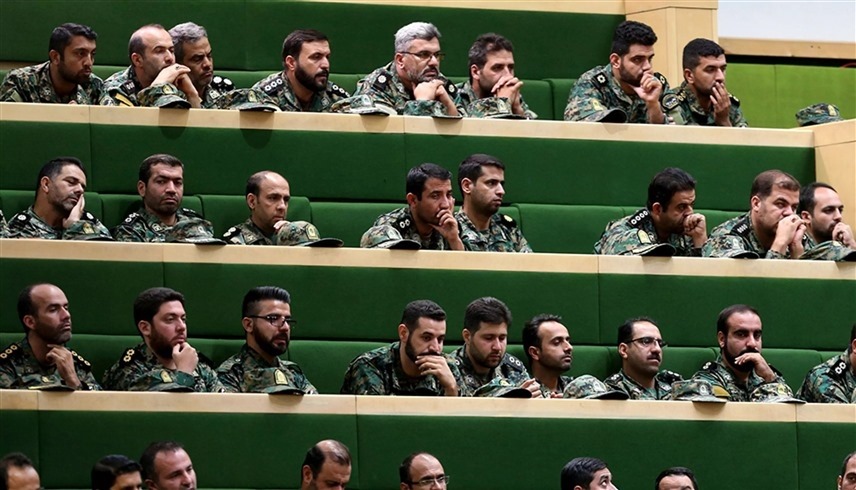 عناصر من الحرس الثوري يحضرون جلسة برلمانية في طهران(أرشيف)
