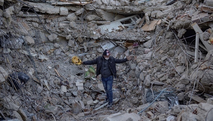 عمليات الإنقاذ فوق ركام منزل مدمر في تركيا (أرشيف)