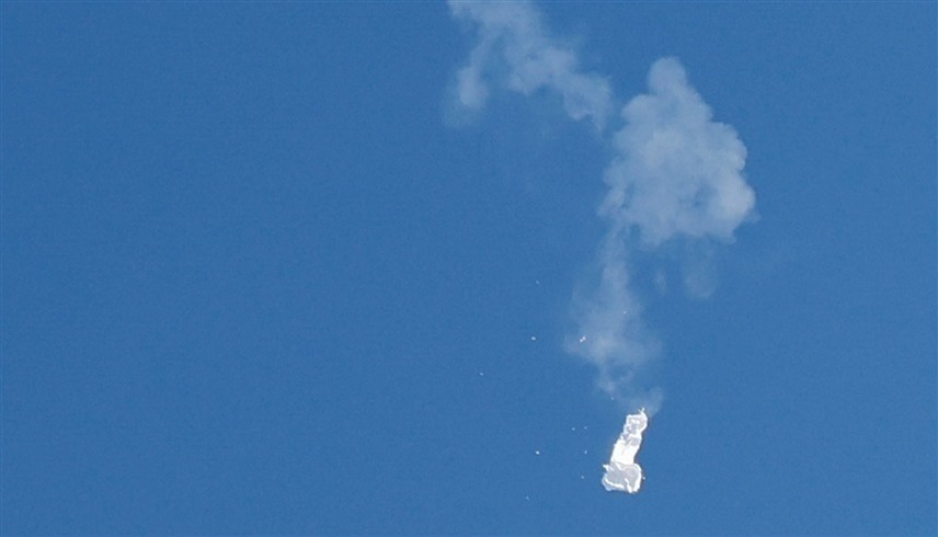 المنطاد الصيني بعد إسقاطه في سماء كارولينا الجنوبية (رويترز)
