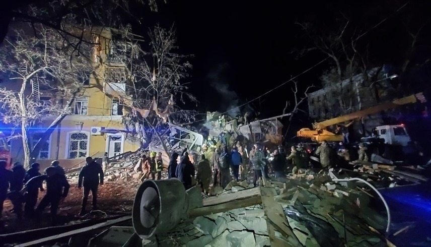 آثار حطام لمبنى مدمر في دونيتسك شرق أوكرانيا (تويتر)