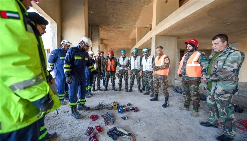 مدرب من فريق الإمارات للبحث والإنقاذ وسط مشاركين من الدفاع المدني السوري (وام)