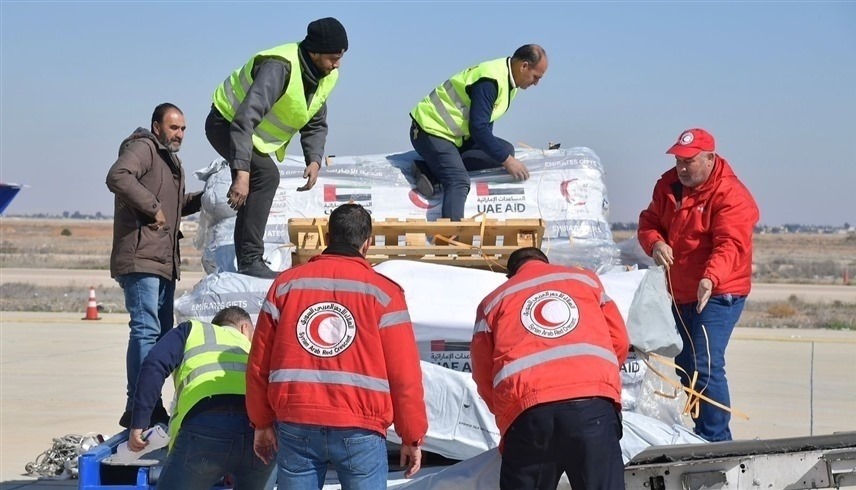 متطوعون في الهلال الأحمر السوري يفرغون شحنة مساعدات إغاثية إماراتية (أرشيف)