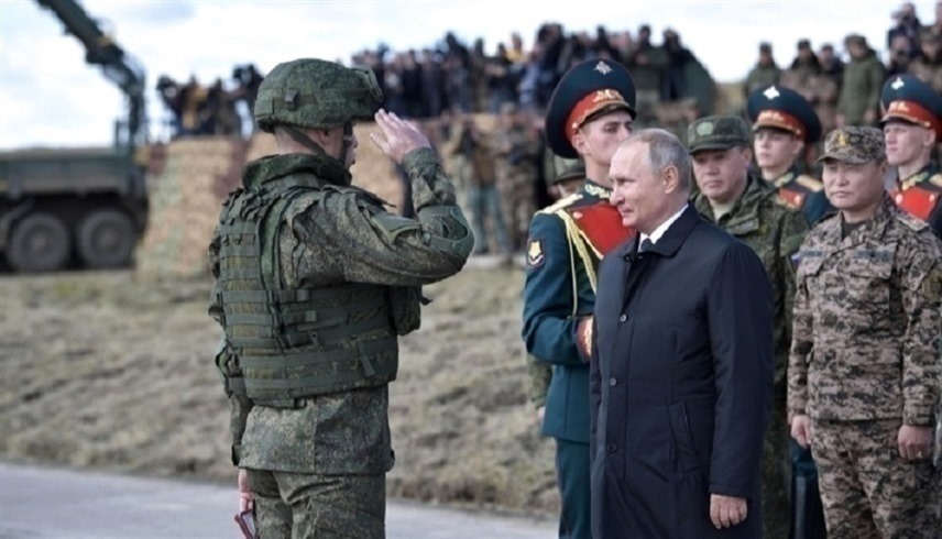 جندي روسي يحيي بوتين خلال عرض عسكري (أرشيف)