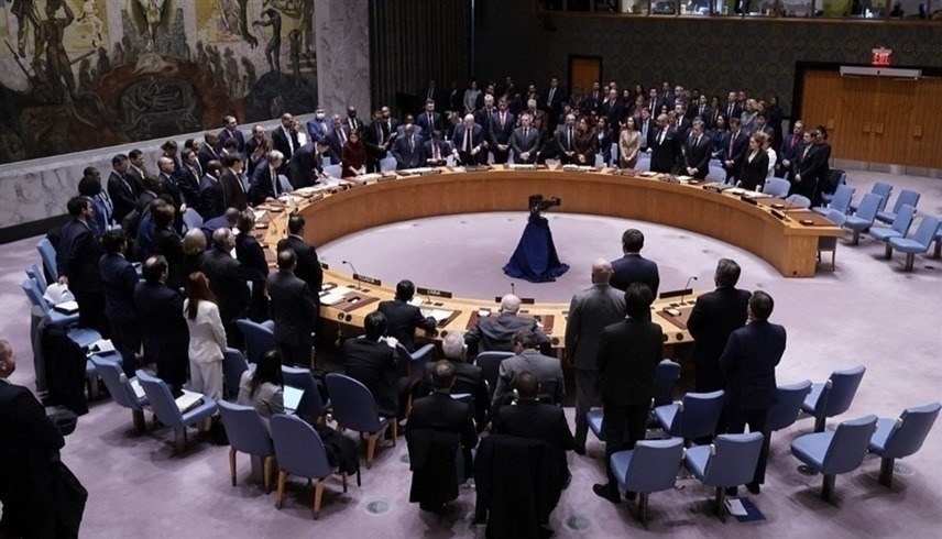 أعضاء مجلس الأمن الدولي يقفون دقيقة حداد على ضحايا الحرب في أوكرانيا (تويتر)