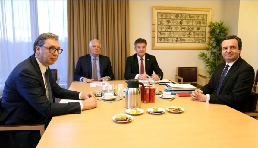 محادثات في بروكسل بين الرئيس الصربي ألكسندر فوتشيتش ورئيس وزراء كوسوفو ألبين كورتي (أسوشيتد برس)