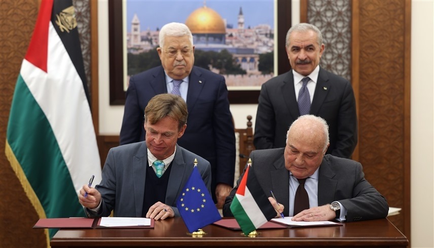 الرئيس الفلسطيني ورئيس الوزراء يشهدان توقيع الاتفاقية (وفا)