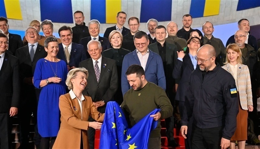 ممثلو الاتحاد الأوروبي والرئيس الأوكراني في كييف (تويتر)