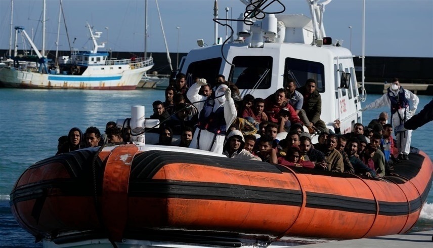 خفر السواحل الإيطالي ينقذ عشرات من المهاجرين غرق قاربهم في البحر المتوسط (أرشيف)
