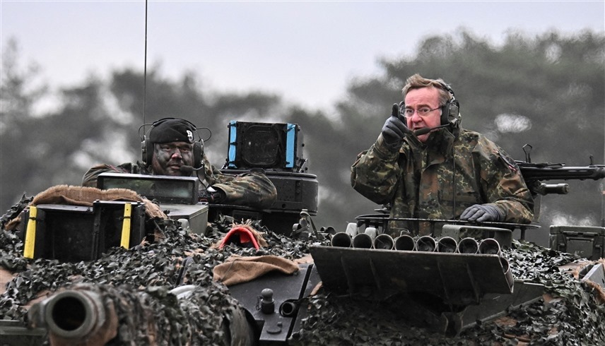 وزير الدفاع الألماني يتفقد دبابات ليوبارد ( رويترز )