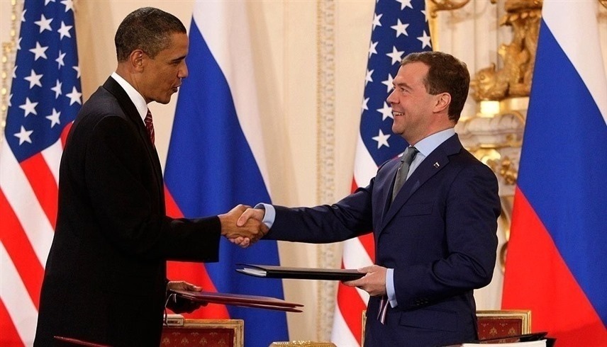ميدفيديف وأوباما يتصافحان بعد توقيع معاهدة نيو ستارت (أرشيف)