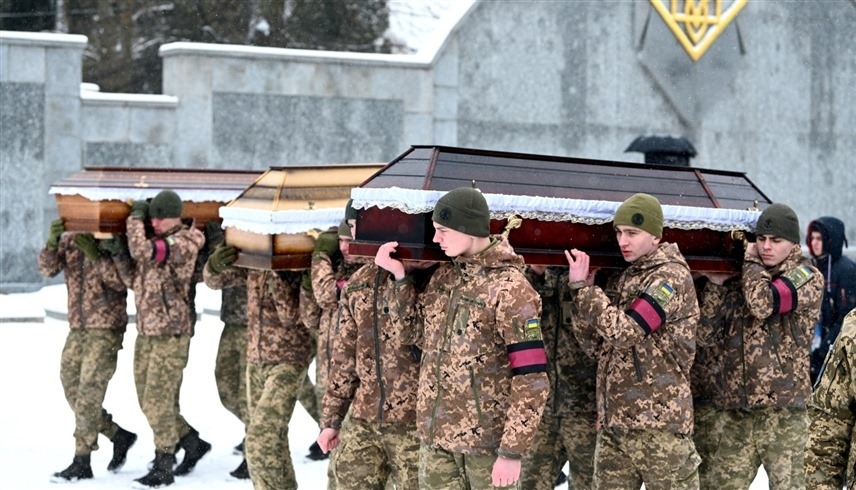 جنود أوكرانيون يحملون توابيت رفاقهم  في لفيف (أ ف ب)