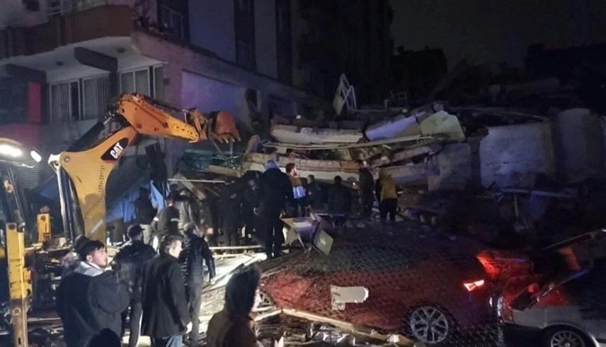 جانب من آثار الزلزال في تركيا (تويتر)