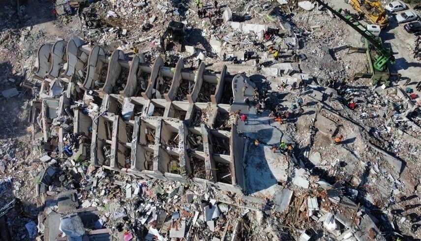 مبنى في تركيا سويّ بالأرض جراء الزلزال (وكالات)