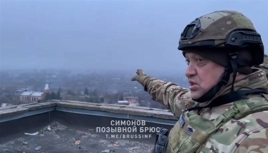 قائد قوات فاغنر يفغيني بريغوجين واقفاً على سطح مبنى شاهق في باخموت الأوكرانية (تويتر)