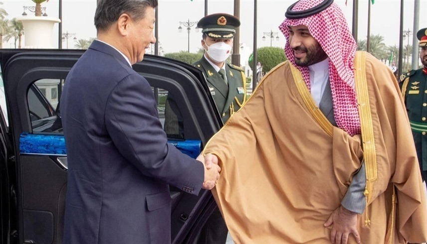 الأمير محمد بن سلمان والرئيس الصيني. (EPA)