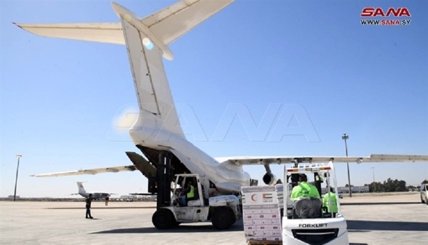 تفريغ شحنة مساعدات من طائرة إماراتية في سوريا (وكالة الأنباء السورية) 