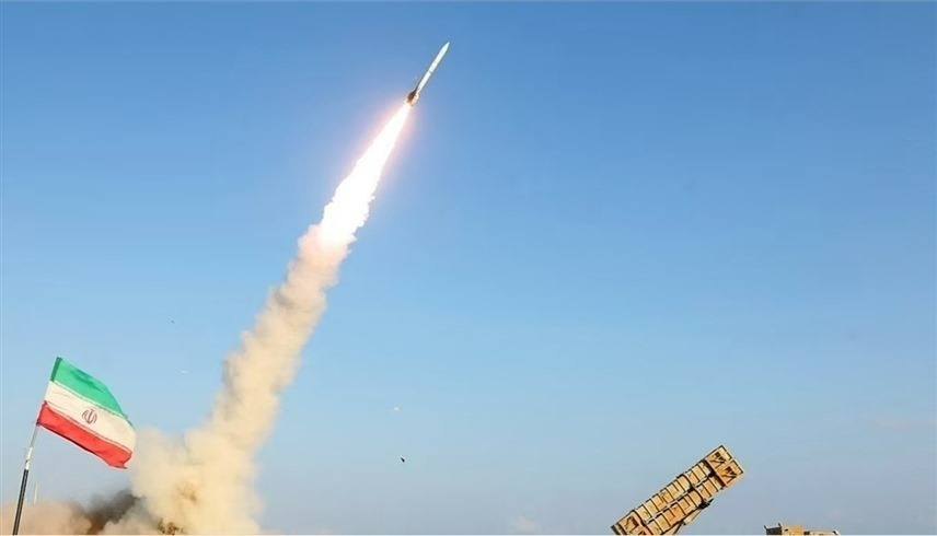 إطلاق صاروخ إيراني أثناء تدريبات عسكرية. (رويترز)