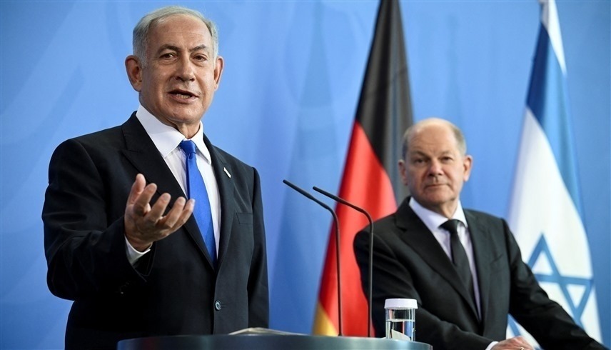 نتانياهو وشولتس في برلين ( رويترز )