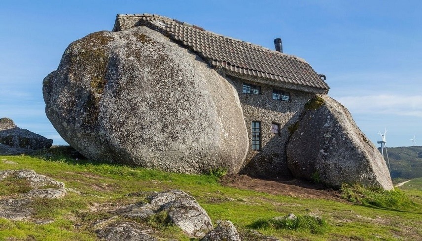 منزل فلينستون الصخري في البرتغال (ميرور)