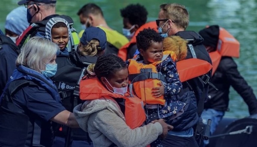 لاجئون يصلون إلى بريطانيا عبر القوارب (أرشيف)