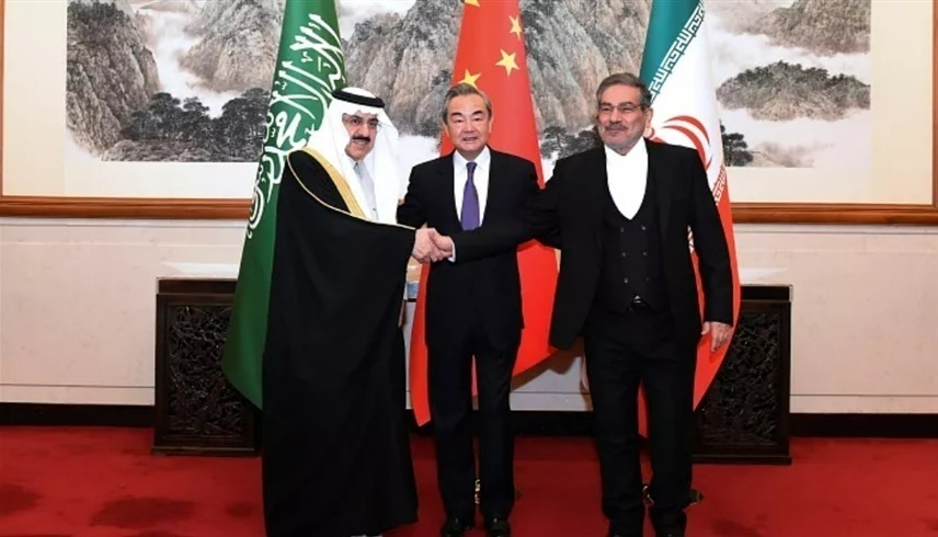  مستشار الأمن القومي السعودي مساعد بن محمد العيبان (يسار)، والدبلوماسي الصيني الكبير وانغ يي (وسط)، وعلي شمخاني أمين المجلس الأعلى للأمن القومي الإيراني، في بكين. (رويترز)