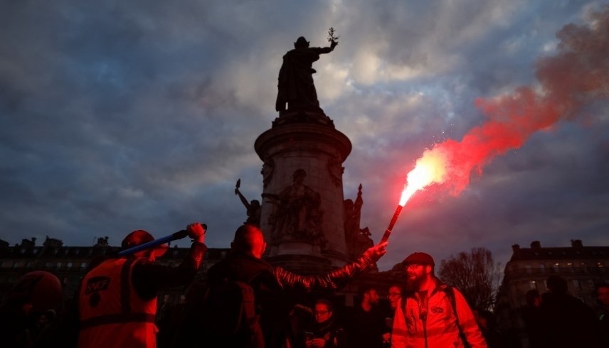 مظاهرات في فرنسا ضد إصلاح نظام التقاعد (رويترز)