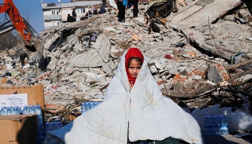 طفلة سورية تجلس على أكوام الركام (أرشيف)