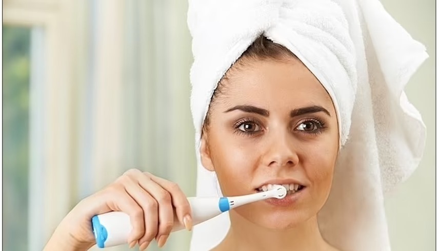 أخطاء عليك تجنبها عند تنظيف أسنانك (ديلي ميل)