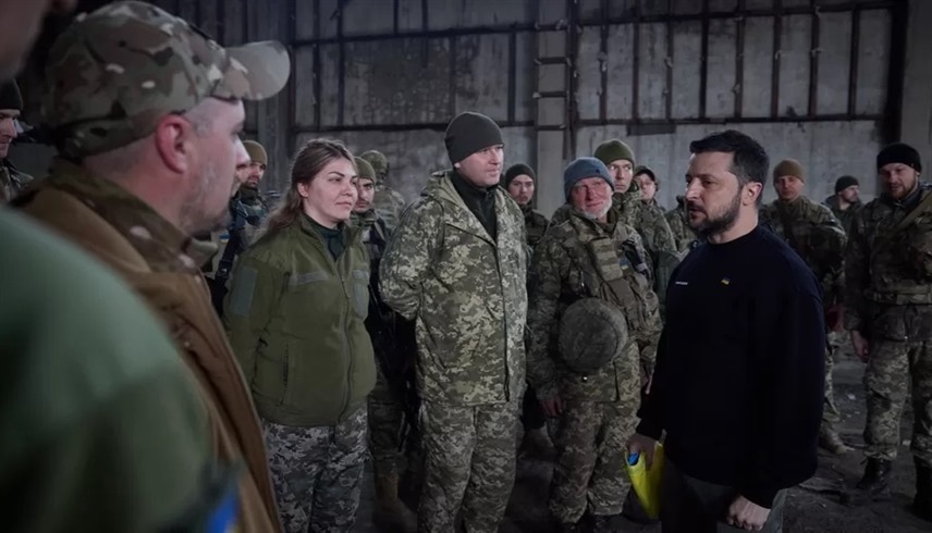 الرئيس الأوكراني فولوديمير زيلينسكي يتفقد قواته في باخموت (أ ف ب)