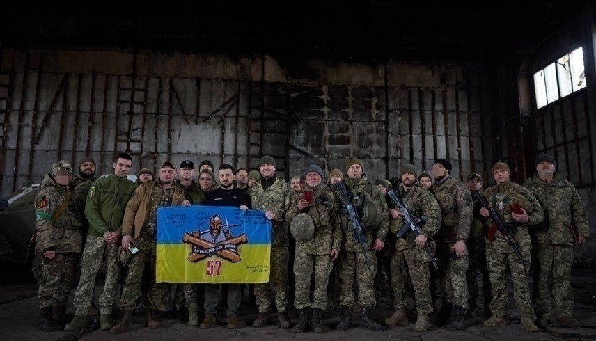 زيلينسكي مع عدد من الجنود الأوكرانيين (أرشيف)