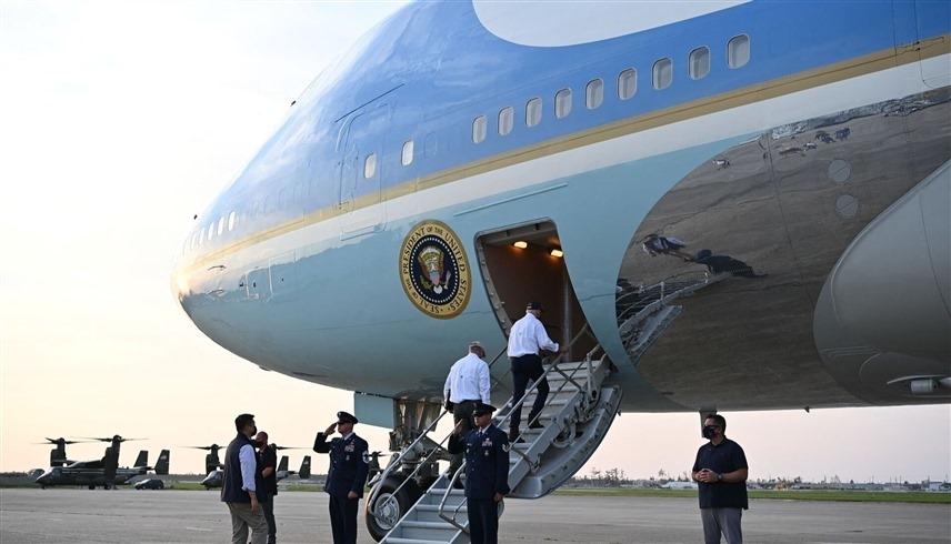 الرئيس جو بايدن يرتقي سلم الطائرة الرئاسية (أرشيف)