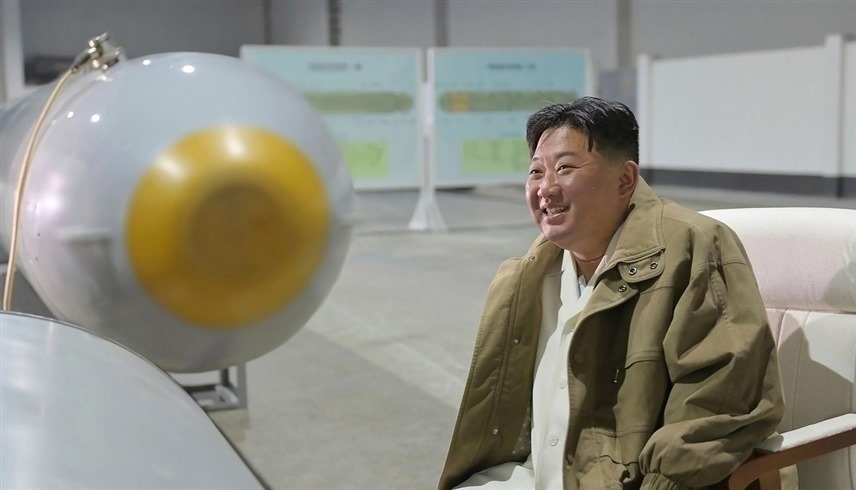 زعيم كوريا الشمالية كيم جونغ يشرف بنفسه على اختبار المنظومة الدفاعية (تويتر)