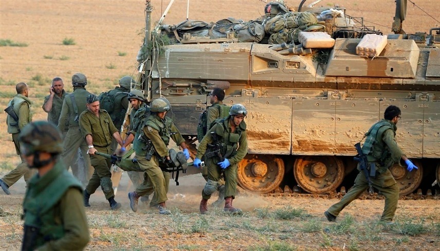 جنود إسرائيليون ينقلون جريحاً في غزة(أرشيف)