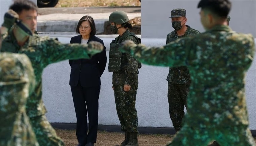 رئيسة تايوان تساي إينغ وين تزور سلاح المهندسين في الجيش اليوم (رويترز)