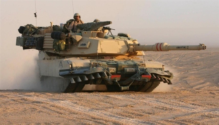 دبابة أمريكية في صحراء الكويت تتقدم صوب العراق عام 2003.(أف ب)