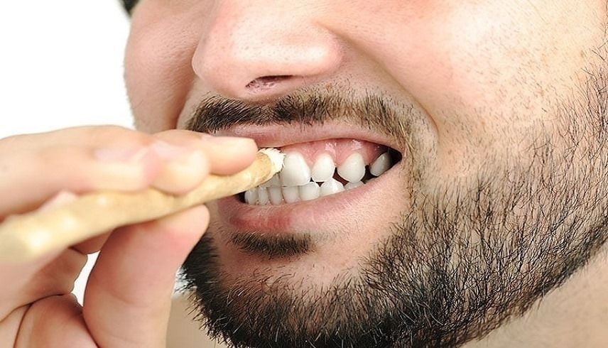 استخدام السواك ممارسة مفيدة لصحة الفم في رمضان (أرشيف)