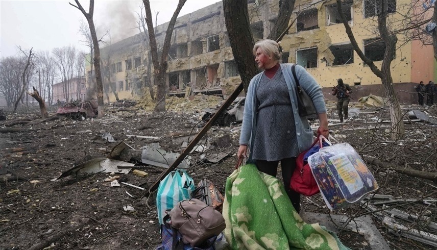 أوكرانية مشردة بعد تدمير منزلها في قصف روسي (أرشيف)