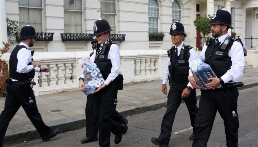 عناصر الشرطة البريطانية تضبط عبوات من غاز الضحك (أرشيف)