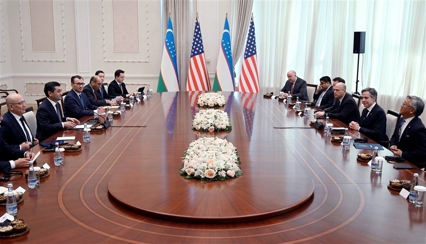 وزير الخارجية الامريكي بلينكن خلال اجتماع مع مسؤولين في أوزبكستان