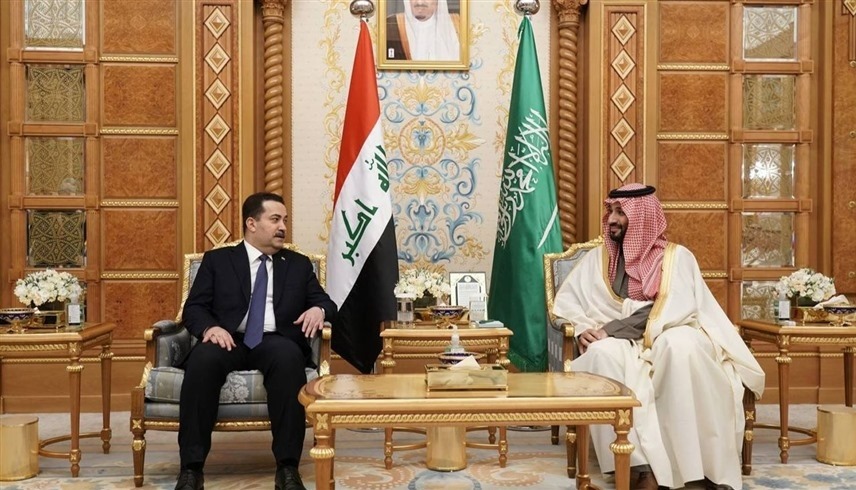 ولي العهد السعودي الأمير محمد بن سلمان ورئيس الوزراء العراقي محمد شياع السوداني (أرشيف)