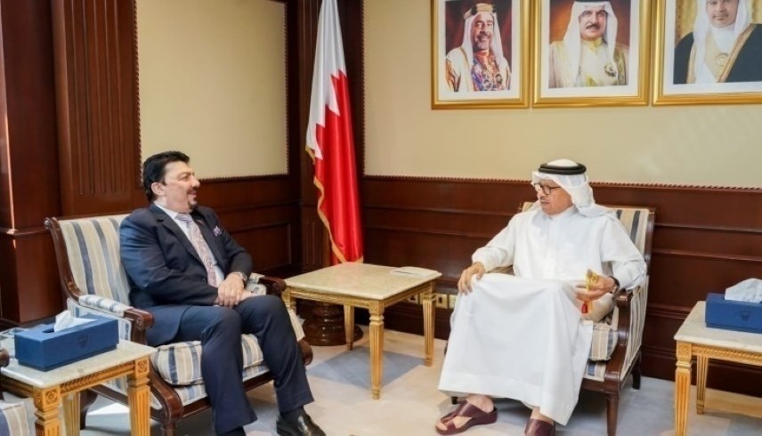 وزير الخارجية البحريني عبداللطيف بن راشد الزياني والقائم بالأعمال العراقي مؤيد عمر عبدالرحمن (بنا)
