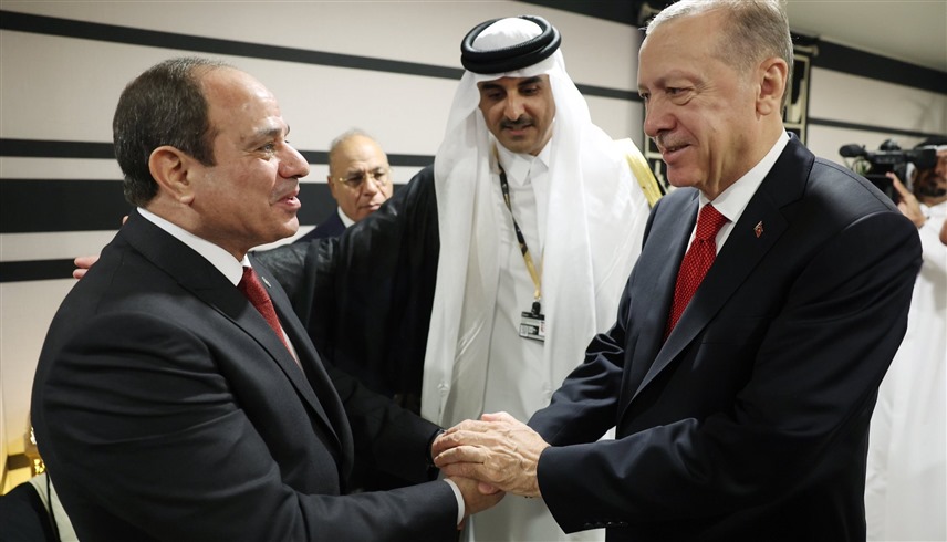 الرئيس المصري عبدالفتاح السيسي ونظيره التركي أردوغان رفقة أمير قطر (أرشيفية)