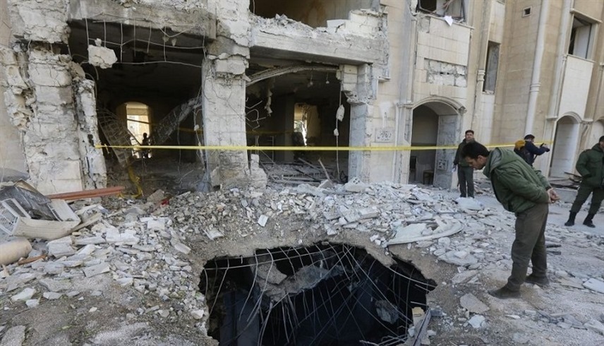 سوريون حول مبنى دمره قصف إسرائيلي سابق (أرشيف)