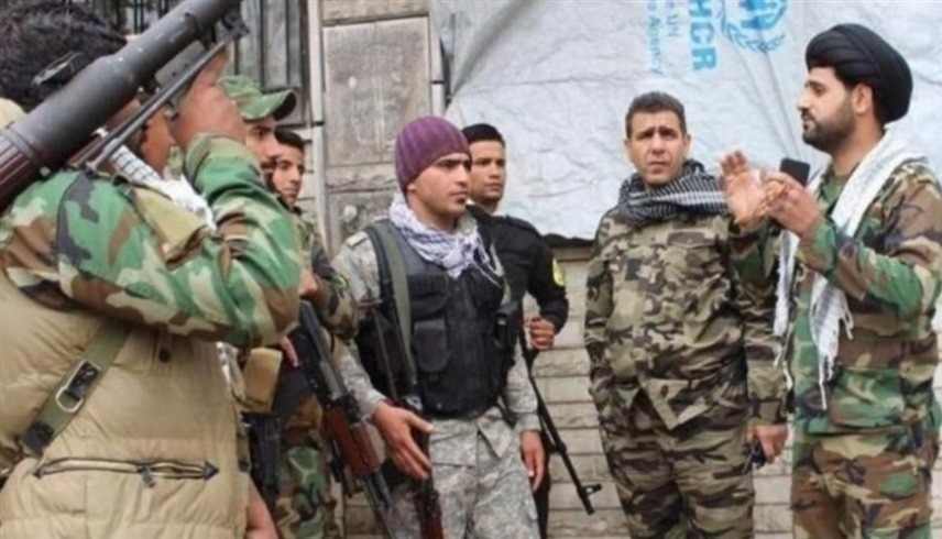 مقاتل من الحرس الثوري مع مجموعة من المسلحين في سوريا (أرشيف)