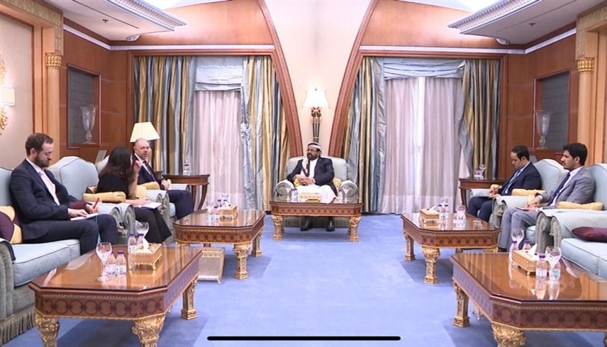 لقاء عضو مجلس القيادة الرئاسي في اليمن سلطان العرادة والسفير البريطاني (سبأ)
