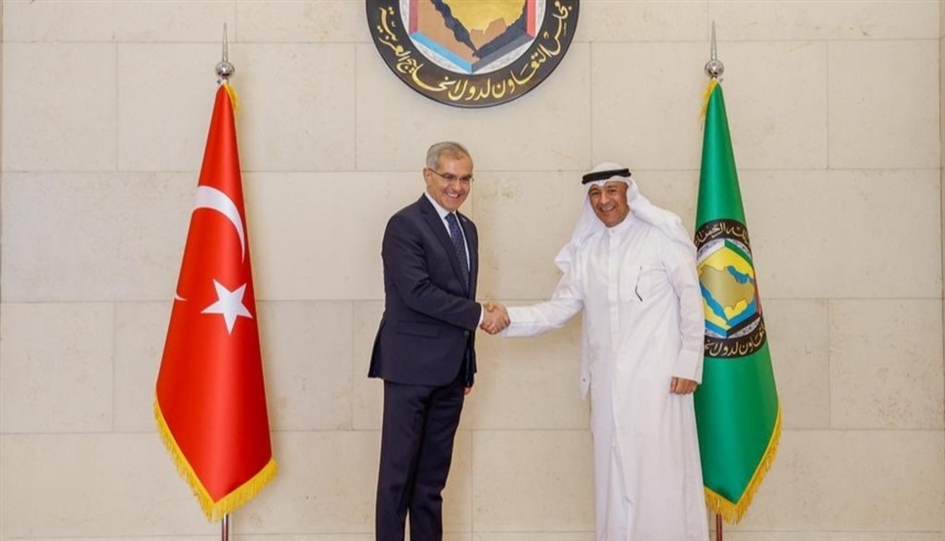 الأمين العام لمجلس التعاون الخليجي جاسم البديوي ونائب وزير خارجية تركيا براق آق تشابار (تويتر)