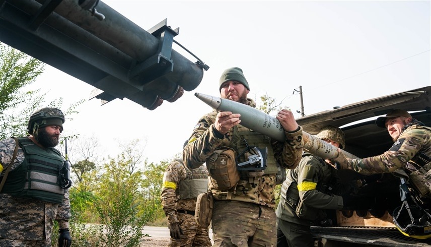عناصر من الجيش الأوكراني يجهزون صاروخاً للإطلاق في خيرسون (أرشيف)