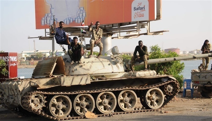 جنود من الجيش السوداني على دبابة في منطقة بورتسودان (أ ف ب)